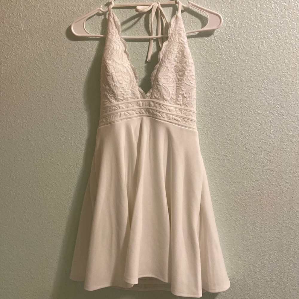Beautiful white dress, size 3 with lace waist and bodice